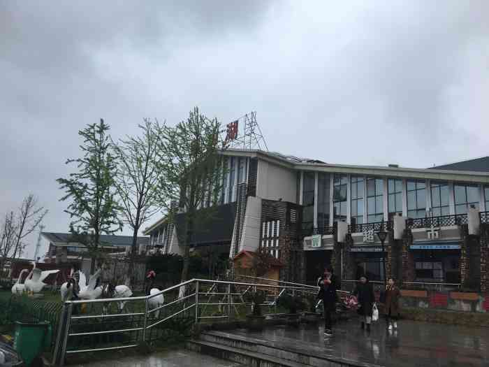 军山湖服务区-停车场-"军山湖服务区场地很大,内容一般,没有什么.