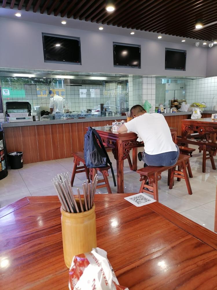 镇淮楼包子铺(河海店)-"位置:河海菜场后面,店铺还挺大的口味:.