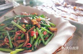 Stir-fried Leek Flowers with Pig Ear Tips