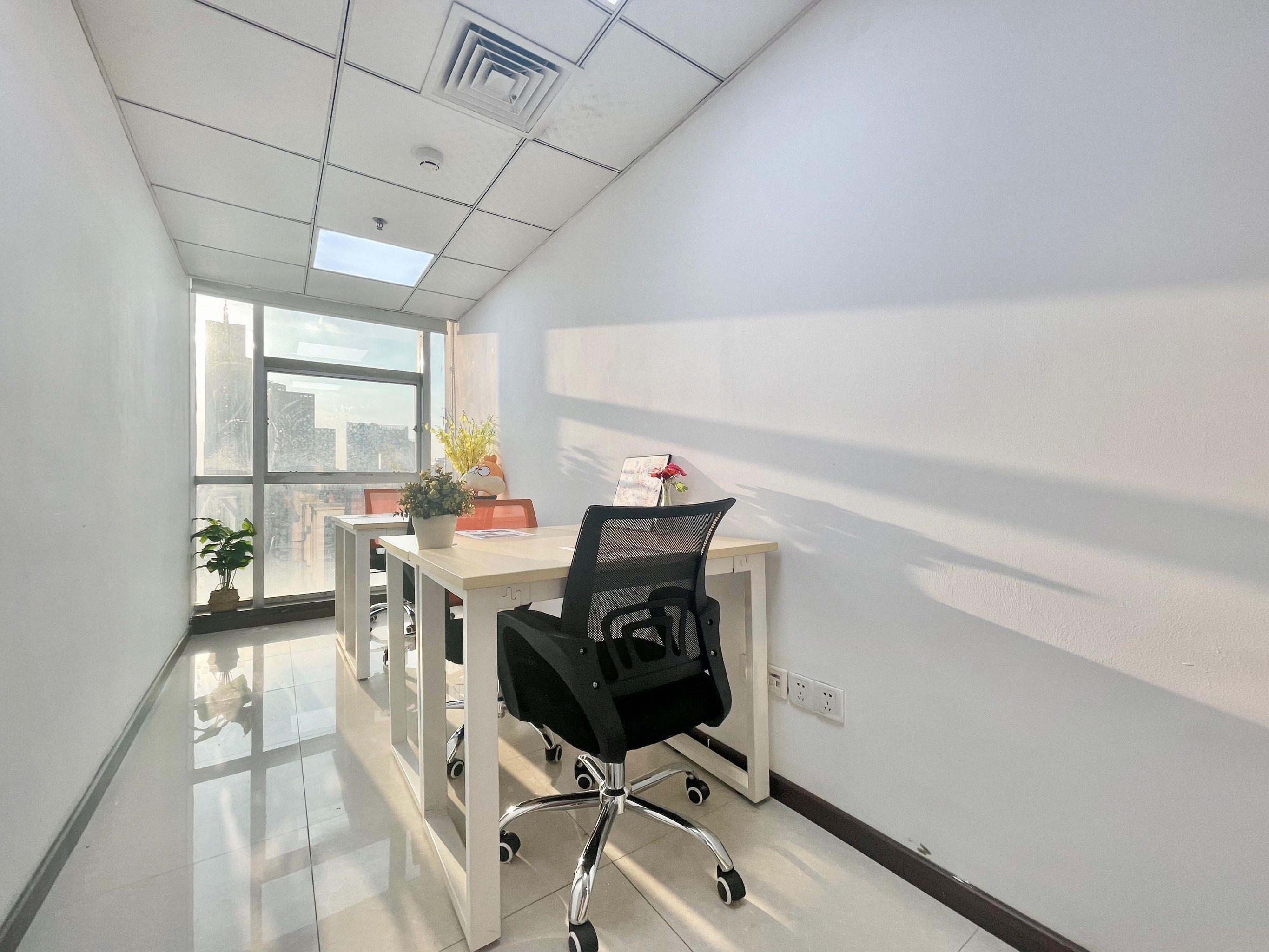 充满阳光的小两人间办公室!