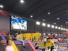 -嘿哟动霸CHUA·新潮玩运动娱乐中心·蹦床滑冰团建乐园