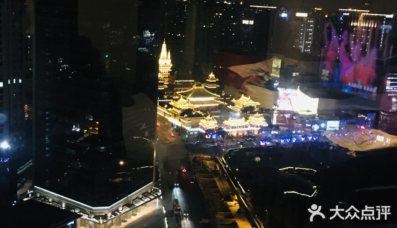 静安寺庙也不像往常那样十点多关了