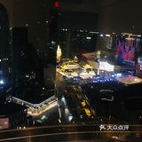 静安寺庙也不像往常那样十点多关了