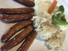 德国香肠拼盘配土豆泥和酸椰菜-LENBACH兰巴赫西餐啤酒坊(大连东港店)