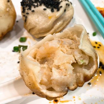 周末了突然很想吃生煎,就选择了一直信赖的小杨生煎