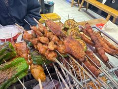 地道徐州小山羊白串-7只羊·鲜羊肉串·地锅鸡精酿(玄武墨香路店)