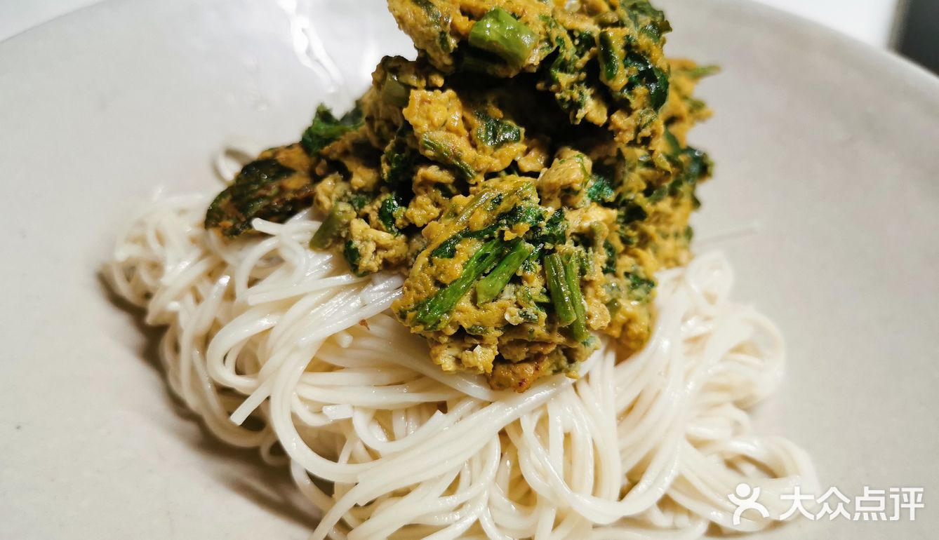 香椿炒鸡蛋配葱油拌面