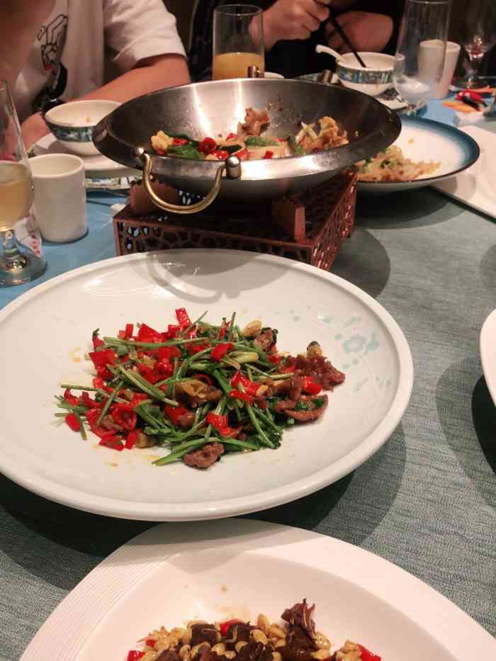 宝燕海鲜·音乐餐厅(唐镇店)-"1. [薄荷]环境:干净,敞亮.很舒适.