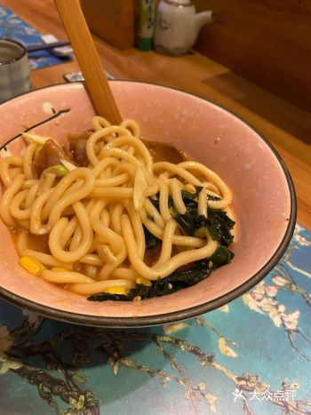 鳗鱼炒饭，摆盘精致，饭粒饱满鲜香，鳗鱼的鲜甜没有被饭