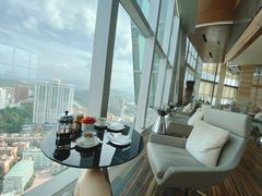 靠窗位-君悦酒店·大堂酒吧·高空下午茶·暮色微醺
