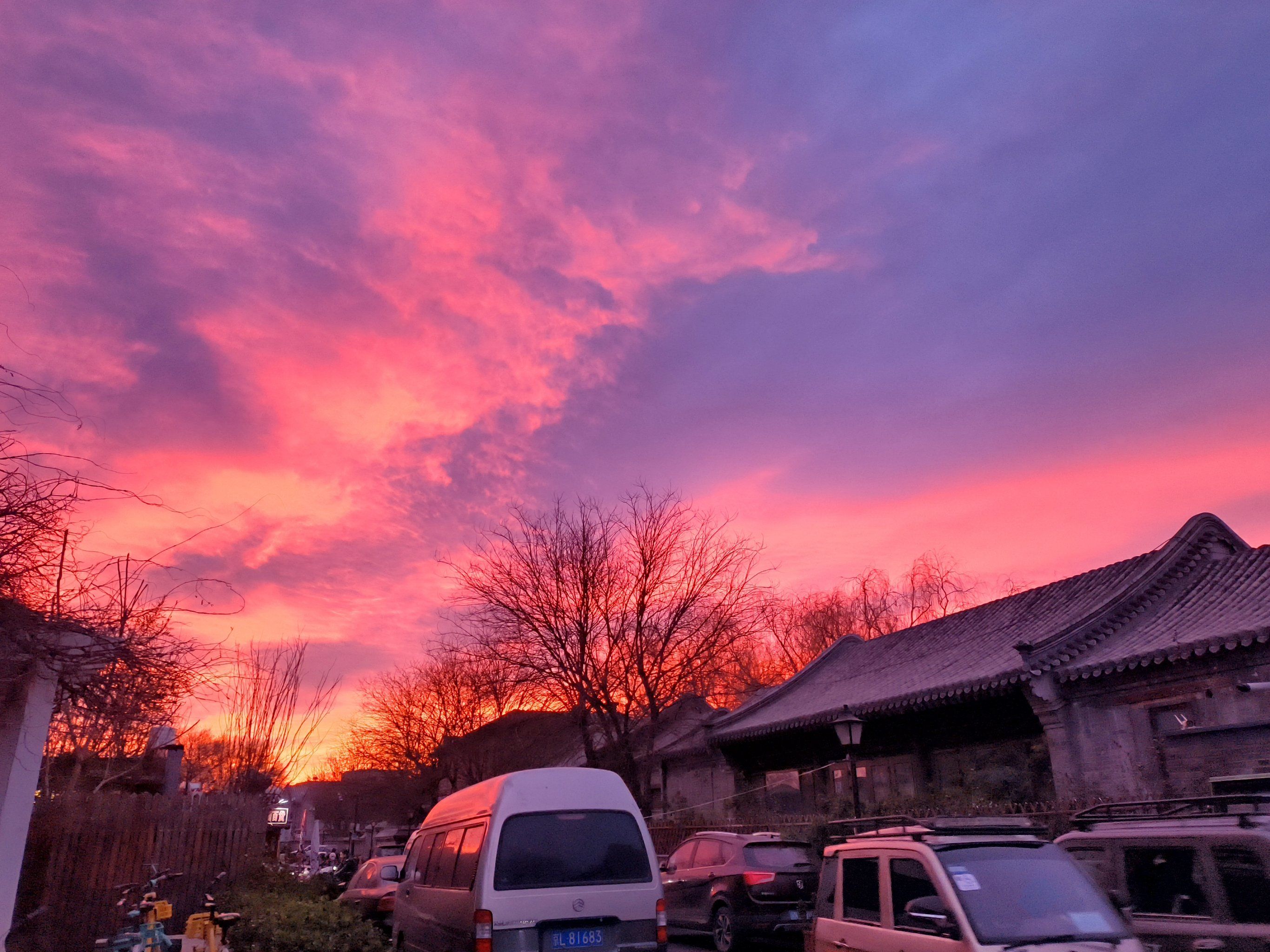 16早晨起来,睡眼惺忪之际无意中看到朝霞涂满天空,觉得真的是好漂亮啊