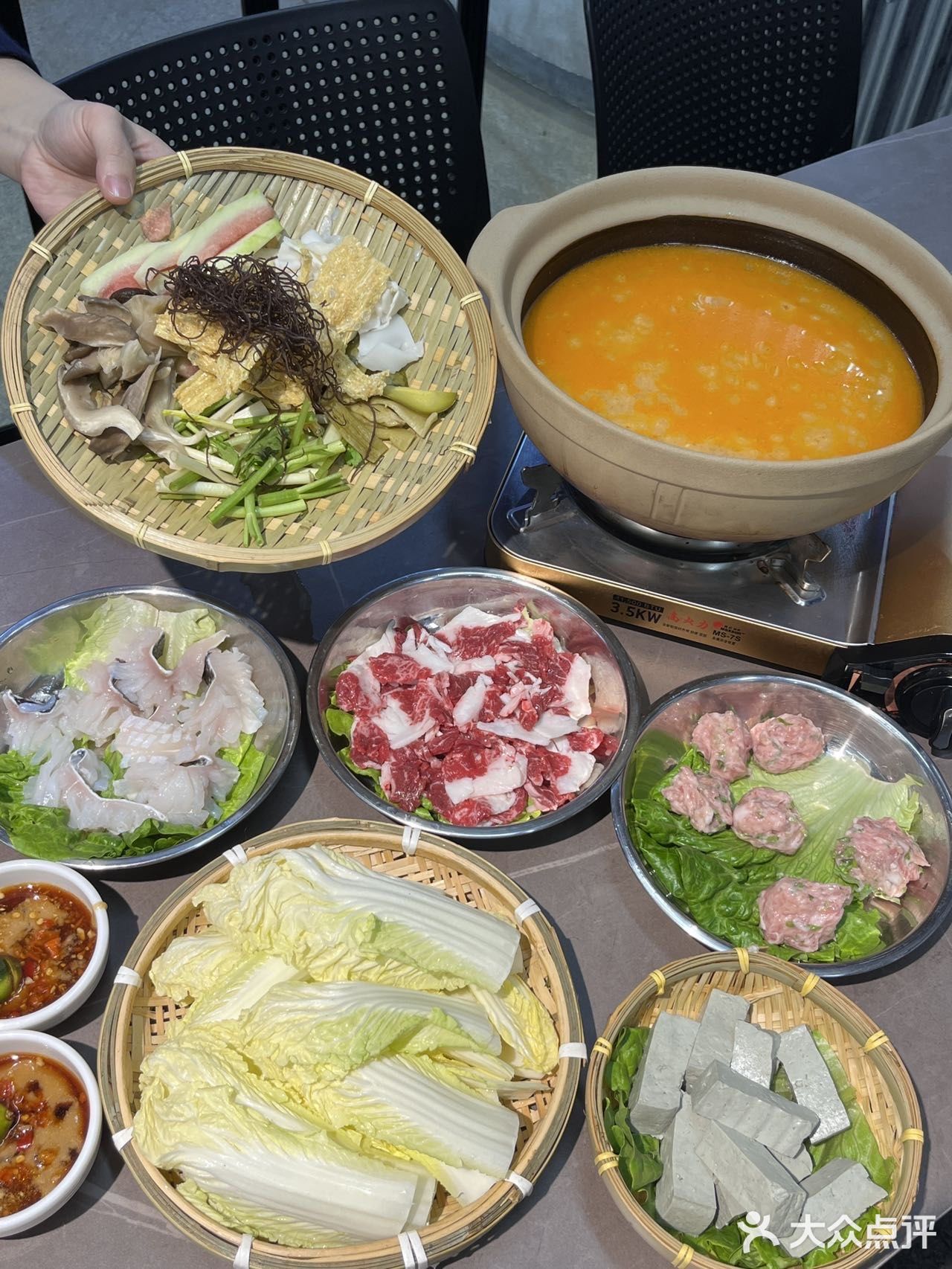 不愧是上海，韩国街上的这家糟粕醋火锅好吃😋惨了  