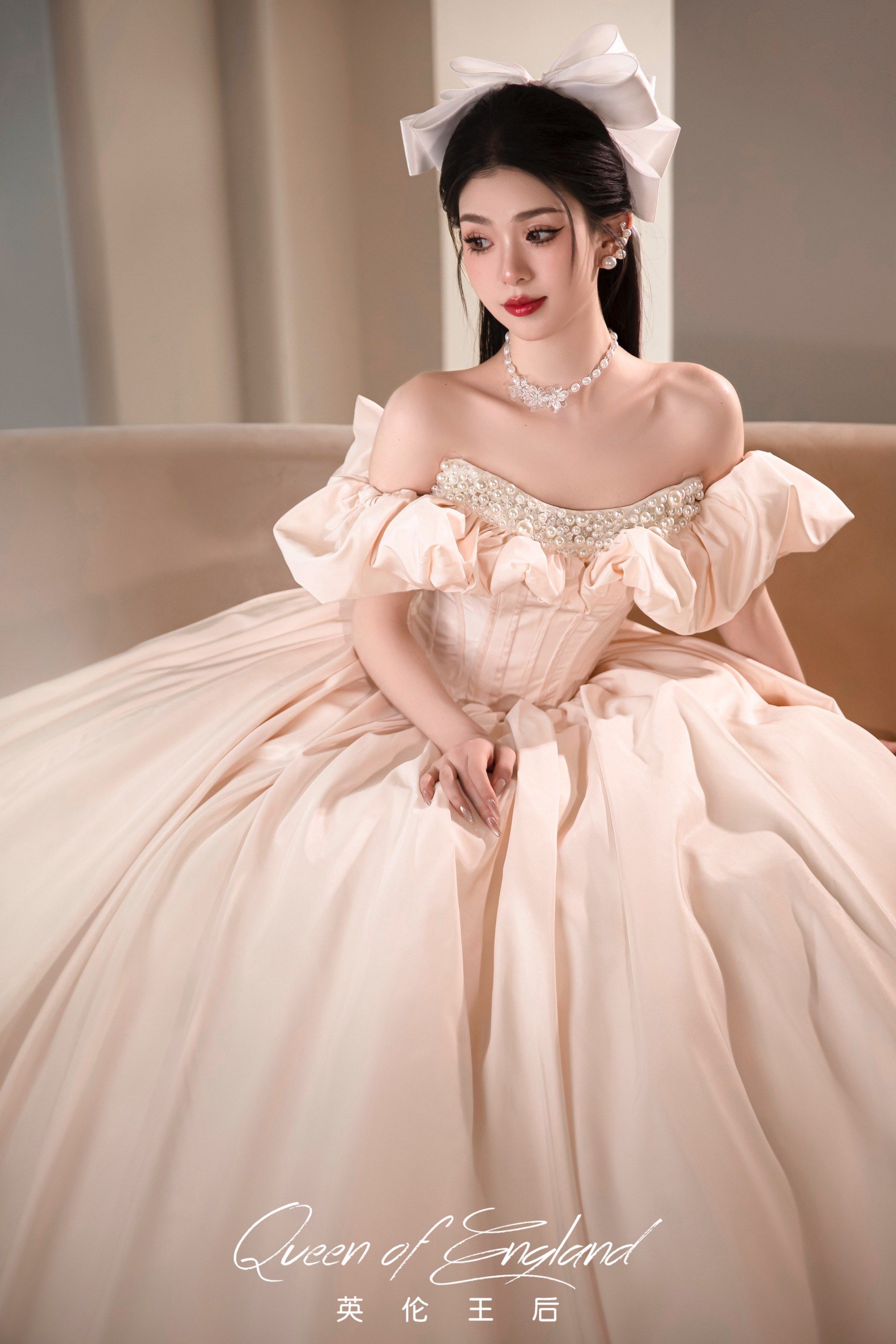 奶白色缎面婚纱