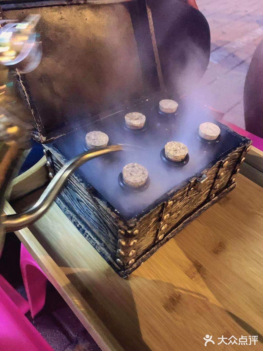 酱料很足，我们四个人吃，最后我们又要了一份冰