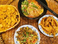 -爆炸头阿姨小四川正宗川味小吃(无任何分店)