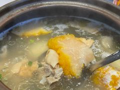 黄耳菌炖老鸡-香山湖渔家大院