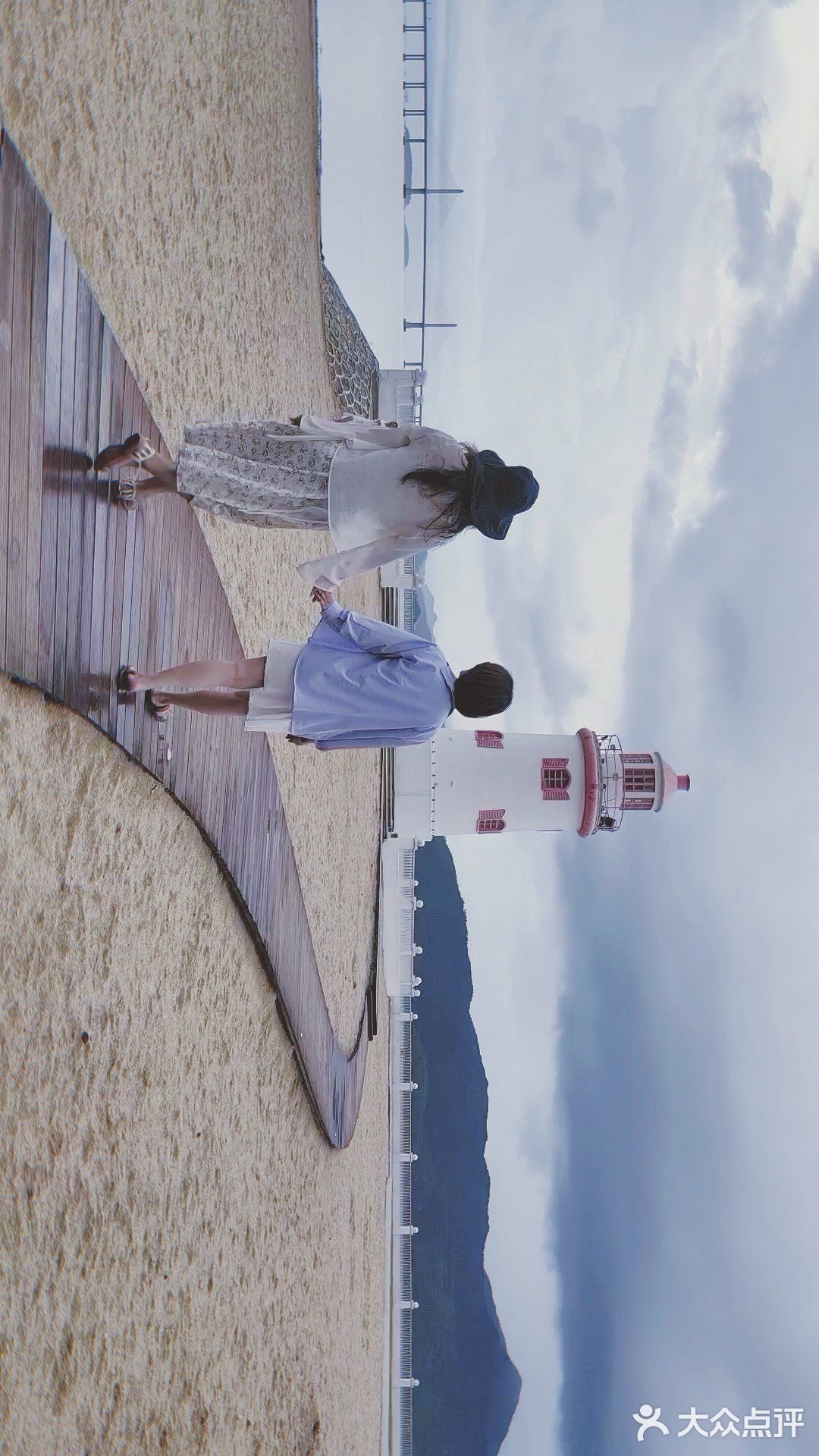 穿过融创海湾半岛海景，就到了海边沙滩
