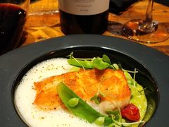 香煎三文鱼配青豆，自制番茄干，-AZUL by FUEL蓝色·法式酒馆(琶醍店)