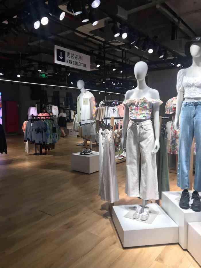 99合生汇b1入口处 风格类似zara,男女装都有,价格也不贵打分2020年8
