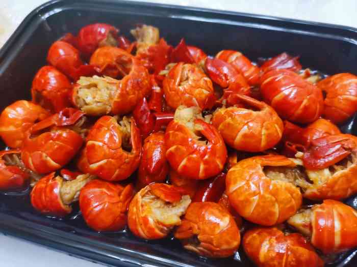 阿龙烧烤·龙虾·虾尾·海鲜-"[薄荷]环境:环境还可以,不过我都是晚.