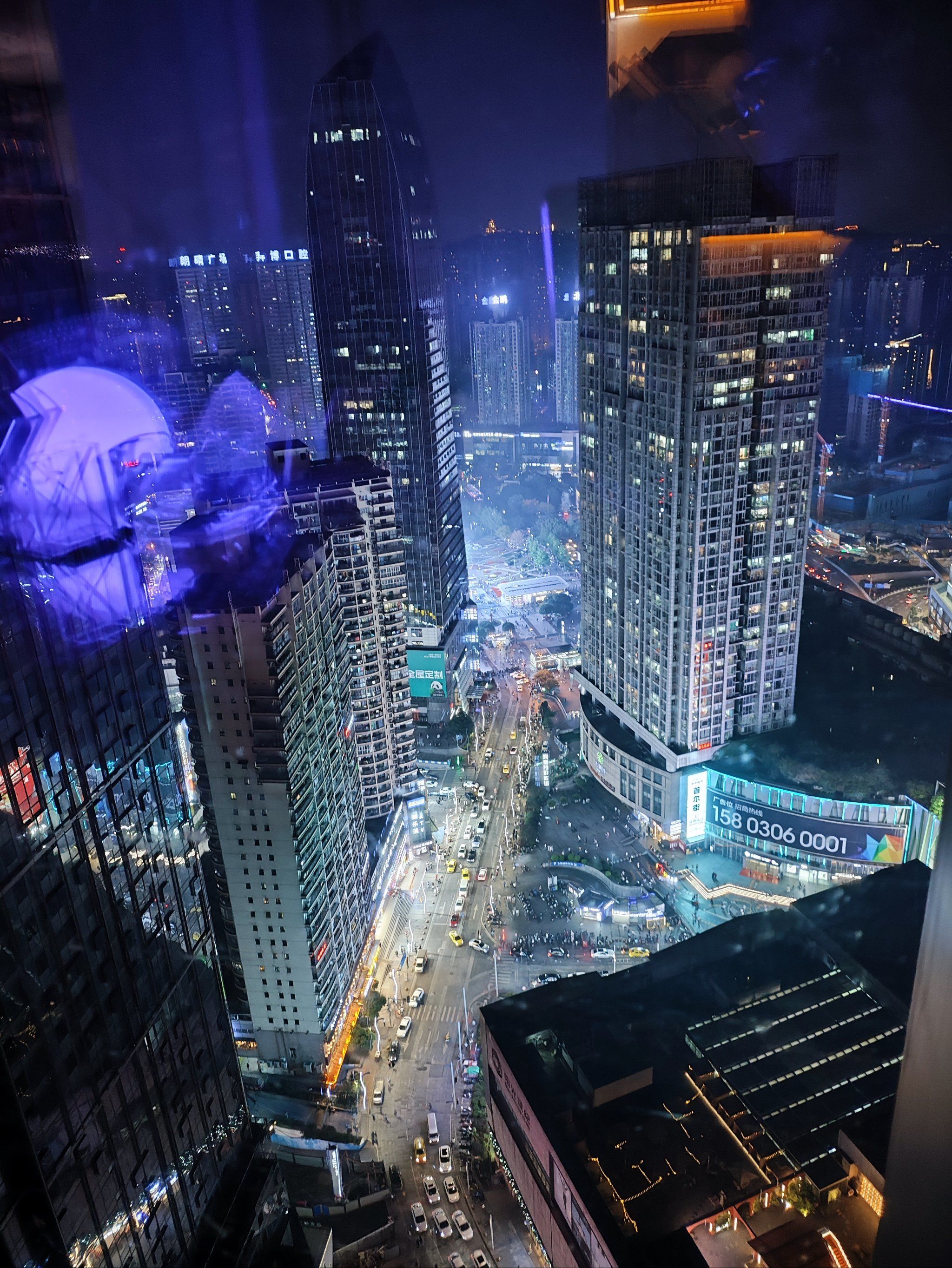 在重庆--在这33楼上品着酒俯瞰观音桥的夜