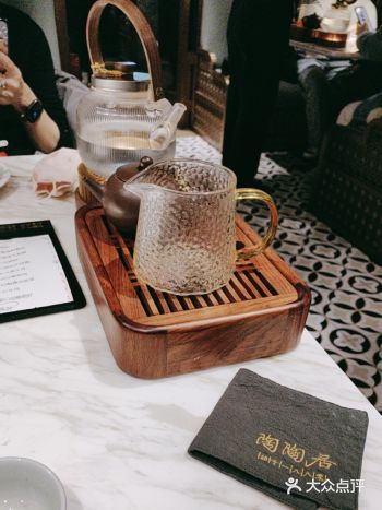 繁华地饮茶聚友，百年老字号陶陶居