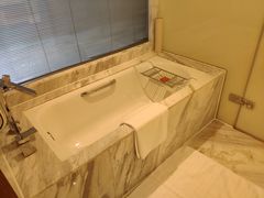 -上海滴水湖皇冠假日酒店
