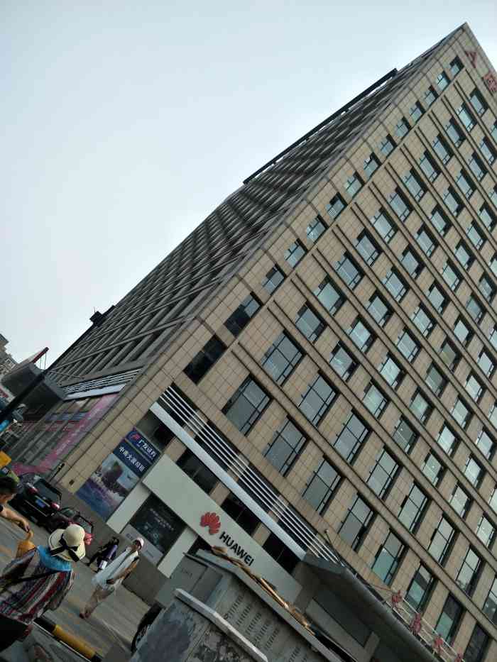 中南大厦a座 在华南商圈 公交枢纽站旁边 一进大厅