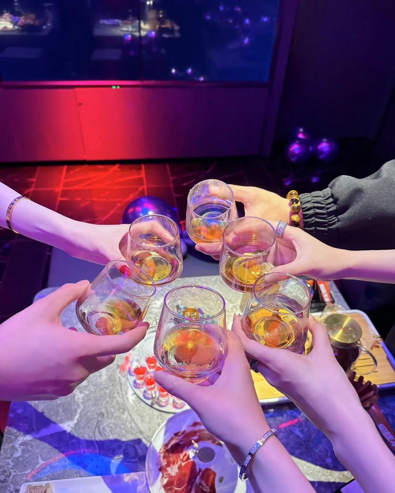 出来喝酒了,90[啤酒]
酒杯一拿