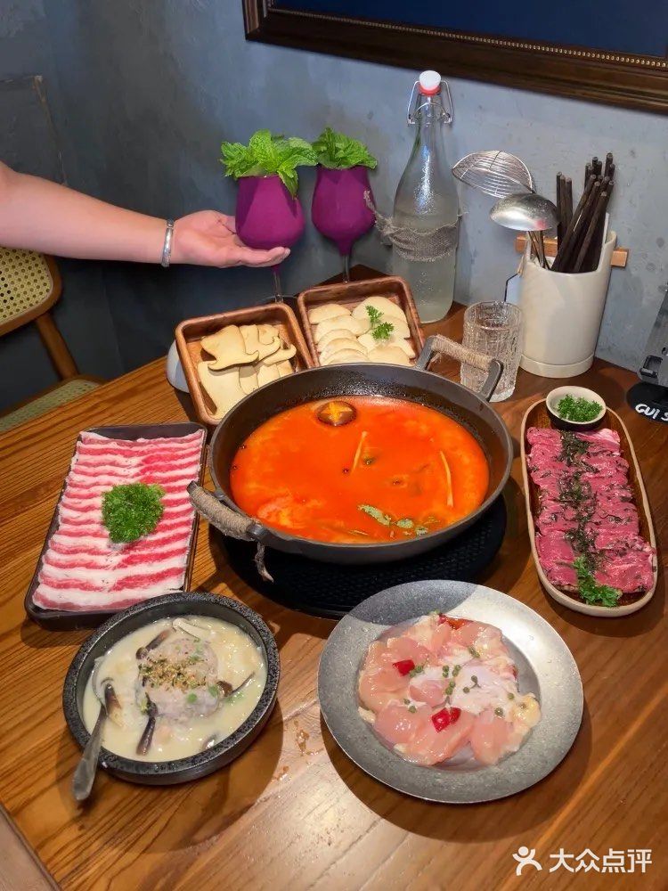 和姐妹居然在威士忌酒吧里吃到贵州酸汤牛肉火锅