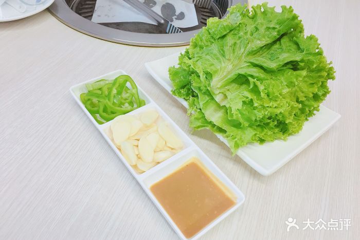 大自然海鲜烤肉青菜合盘图片 - 第1张