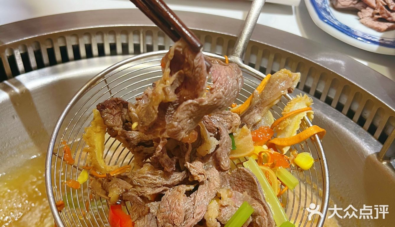 火锅当然要吃现切牛肉啦！