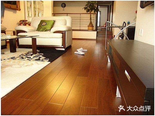客厅装瓷砖还是木地板好呢？