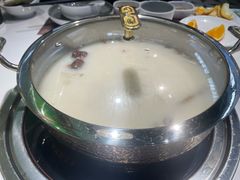 -洪氏嗨捞·广东猪肚鸡·椰子鸡火锅(西咸万象城店)