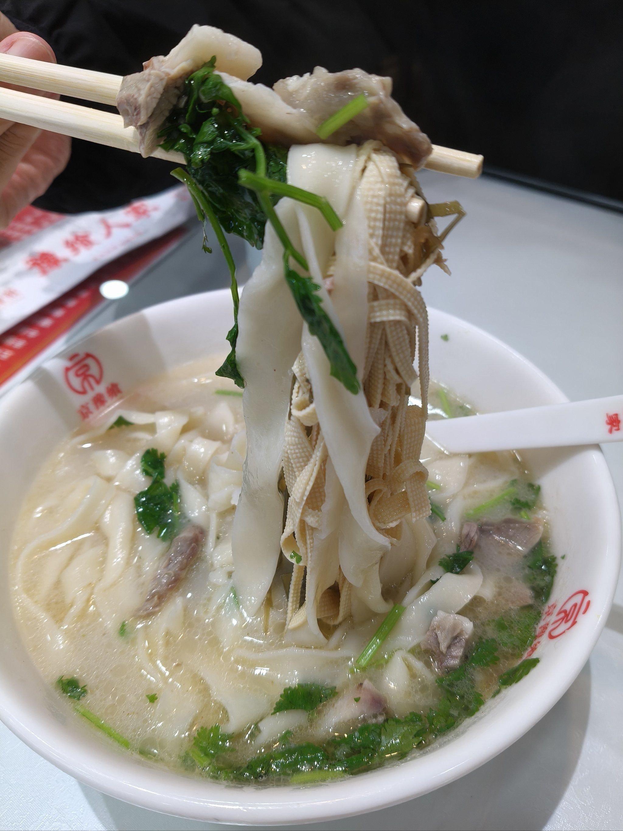 下雨天跟老公来一碗老式烩面,热乎乎的一大碗