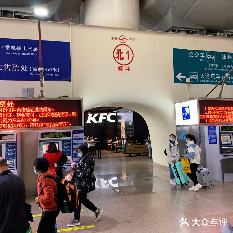 冰簟银床梦不成，碧天如水夜云轻