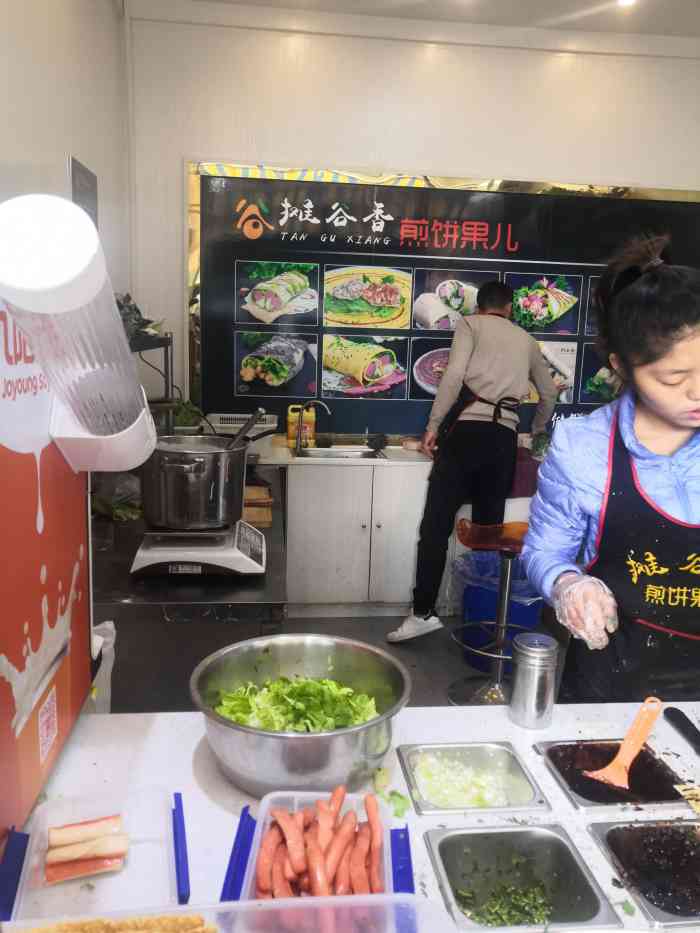 摊谷香煎饼果儿"煎饼果子分了很多种.有火龙果的原味,不过.