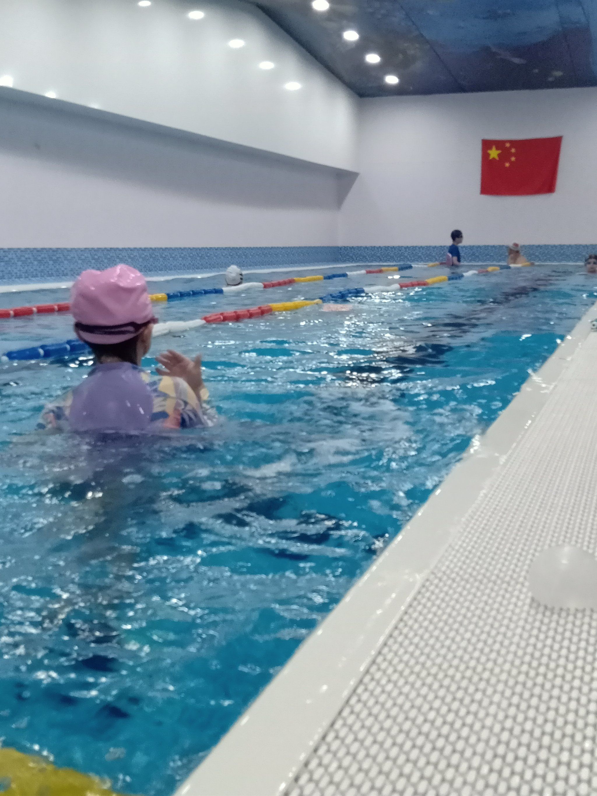 n
8282这家运动培训学校环境非常好9099,宽敞明亮又整洁