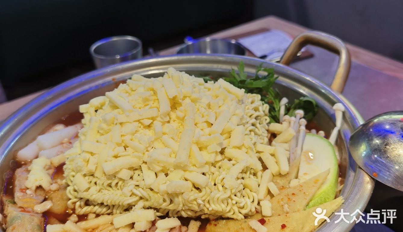 部队锅加炸鸡韩剧同款美食大满足