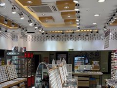 -美式眼镜·授权蔡司.依视路.尼康.豪雅.明月(人民广场店)