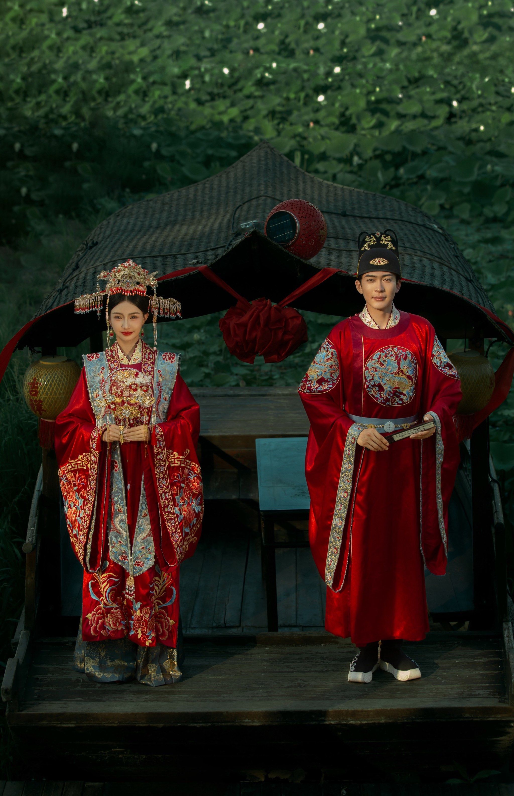 凤冠霞帔水上汉服婚纱照演绎千年浪漫