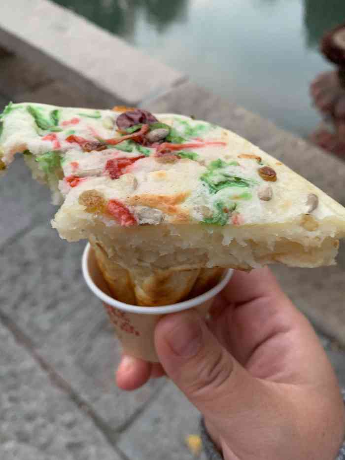 古北水镇景区里过了广场往里走桥头第一家就是写着桥头糕步步高图个好