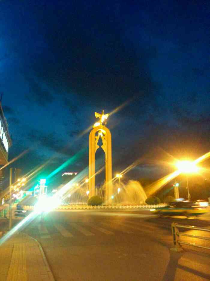 打分 "凤凰城",凤凰碑,被当地盆友带来,算是银川的地标.