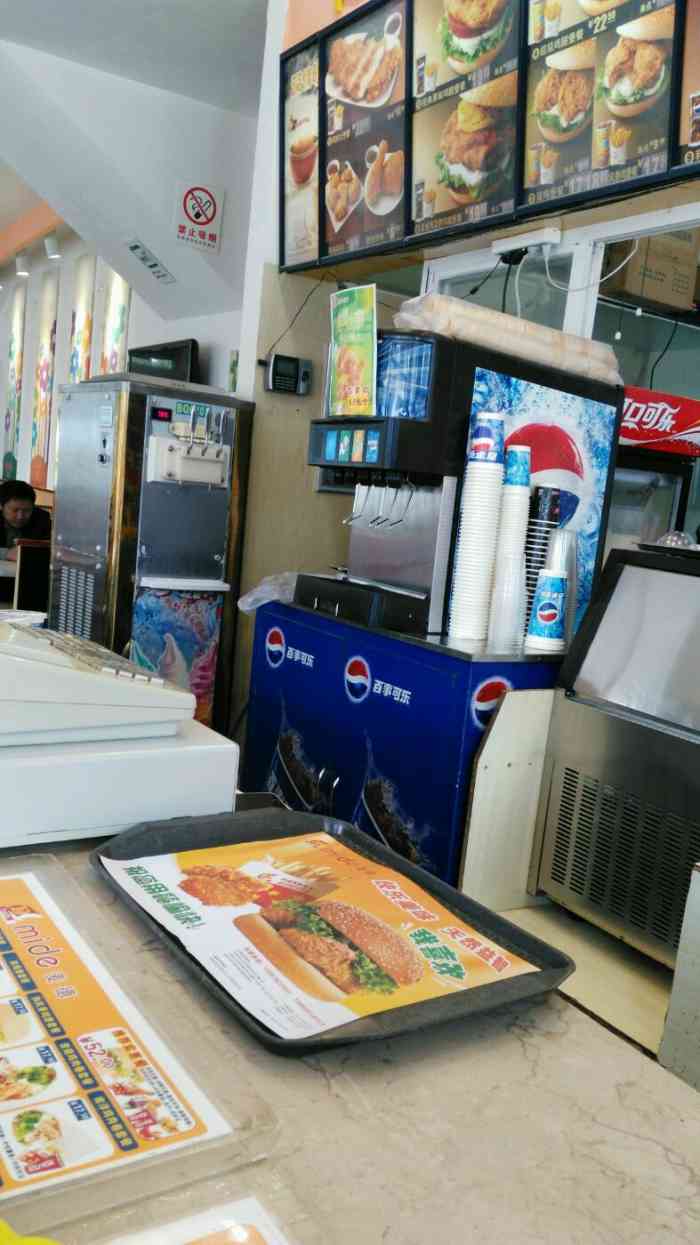 麦德(澄江店)-"本土版的西式快餐,走的汉堡薯条可乐路线,.