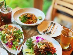 -Chom Cafe and Restaurant