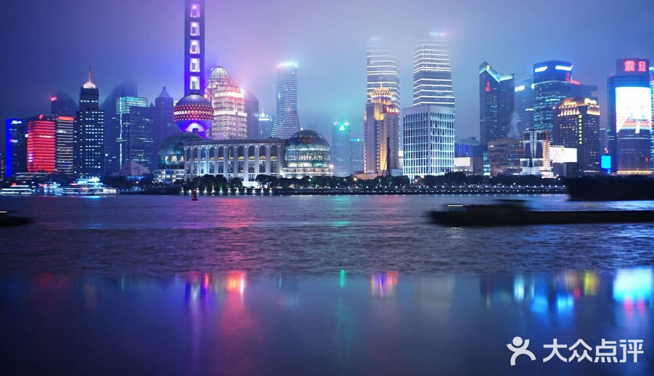 夜晚的时候它也是热闹非凡  深夜也有寂静