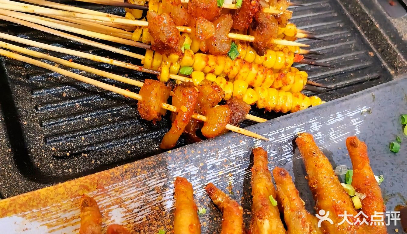 外摆、投影、潮语、出片、杰伦、精酿，这家新开烧烤店都有咯[色]