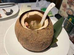 原汁椰子炖乌鸡-汤城小厨•粤菜•靓汤(金融街店)