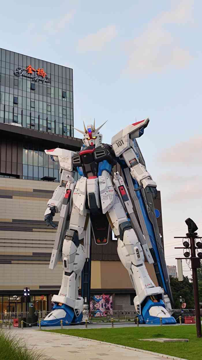 lalaport上海金桥-"还没全部开出来 人气马马虎虎 倒是车子很.