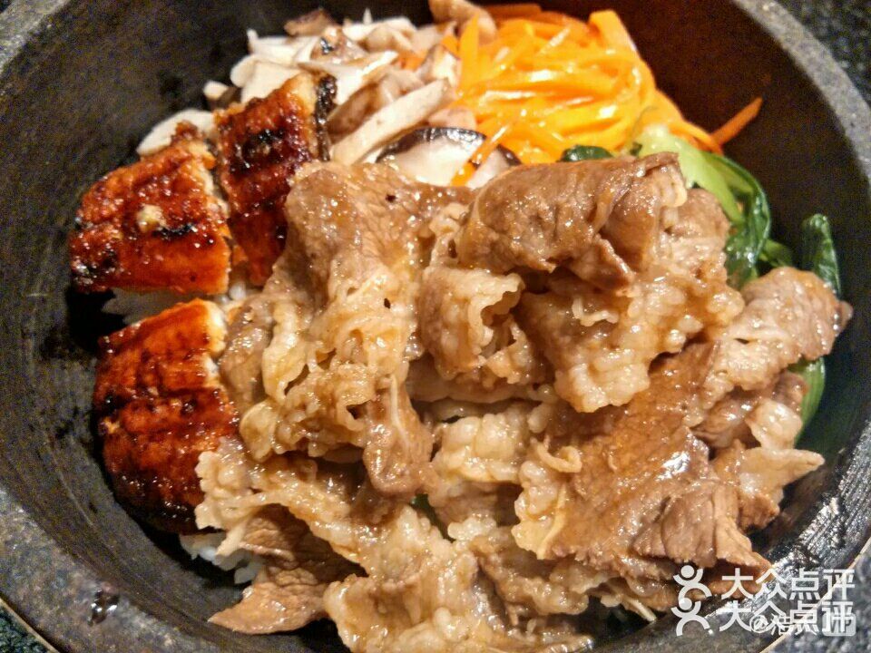 鲜嫩多汁.鳗鱼牛肉双拼饭,颜值很高,食材铺的满满的